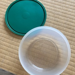 【USED】☆タッパーウェア☆保存容器☆緑色のふた☆丸型☆しっかり密閉
☆の画像