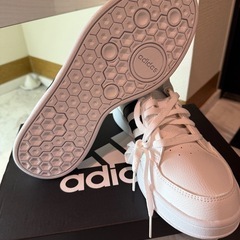 adidasスニーカーの画像