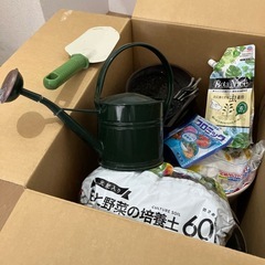 ガーデニングセット：ジョウロ、スコップ、培養土、置肥、鉢底石、殺虫剤、プランター、壁掛けフックの画像