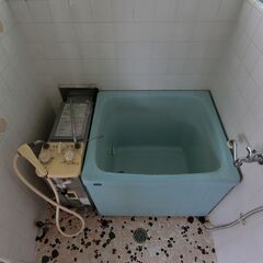 【賃貸専門】タイル浴室のパネル貼りと床防滑シート貼り￥９７，０００ 折れ戸交換￥８６，０００ 壁天井の塗装 浴槽 シャワー水栓 換気扇 照明取替え ガス釜取替え承ります。 − 東京都