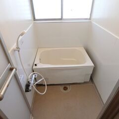 【賃貸専門】タイル浴室のパネル貼りと床防滑シート貼り￥９７，０００ 折れ戸交換￥８６，０００ 壁天井の塗装 浴槽 シャワー水栓 換気扇 照明取替え ガス釜取替え承ります。 - 地元のお店