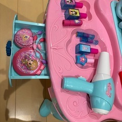 おもちゃの化粧台の画像