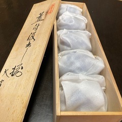 【新品未使用】美濃焼　大吉窯　染付山茶花　蓋付汲出し揃　木箱入り　5客※内1客蓋割れありの画像