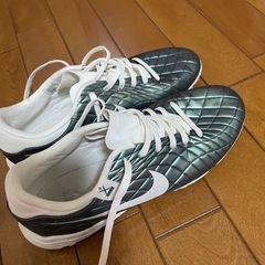 ナイキ（NIKE）サッカートレーニングシューズ 芝用 ティエンポ...