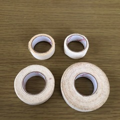 足首サポーターとテーピングの画像