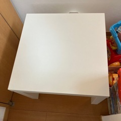 IKEAのサイドテーブルの画像