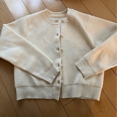 アンドミー　and me ニット　パールボタン　カーディガン Mサイズの画像