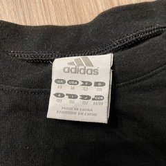 adidas ジャージ上とTシャツの画像