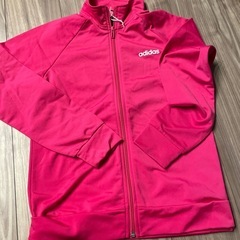 adidas ジャージ上とTシャツの画像