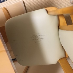 ダイニングテーブルと椅子2脚の画像