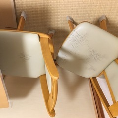 ダイニングテーブルと椅子2脚の画像