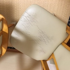 ダイニングテーブルと椅子2脚の画像
