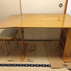 ダイニングテーブルと椅子2脚の画像