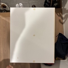 木製の小型白シェルフの画像