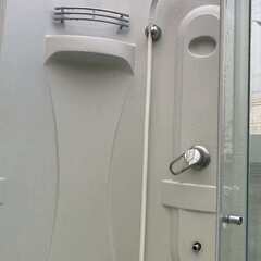 簡易シャワーユニット＋シャワールームの木枠キャスター付きの画像