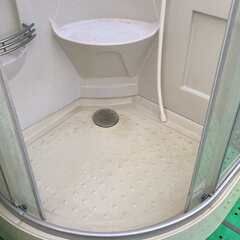 簡易シャワーユニット＋シャワールームの木枠キャスター付きの画像