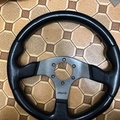 モモ33πステアリング