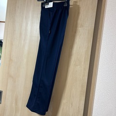 紺のスラックス