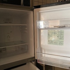 冷蔵庫と電子レンジのセットの画像