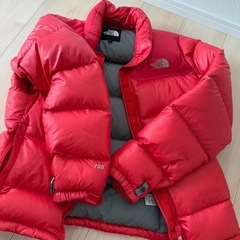 THE NORTH FACE赤パーカーの画像