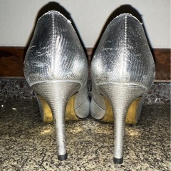 ヒール　パンプス　ピンヒール　ハイヒール　OL シルバー　レディース 22. 5センチの画像