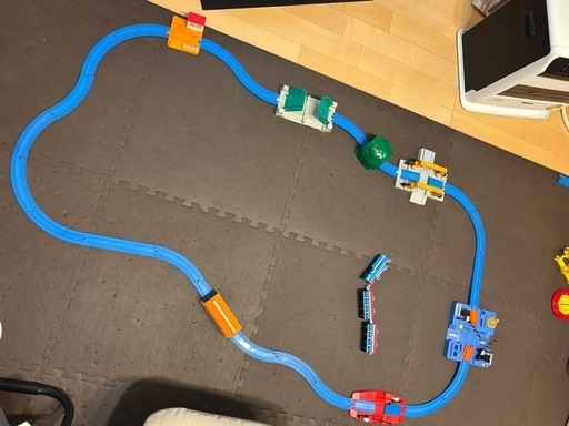 トミカプラレール　トーマス車両と踏切、駅、レールセット
