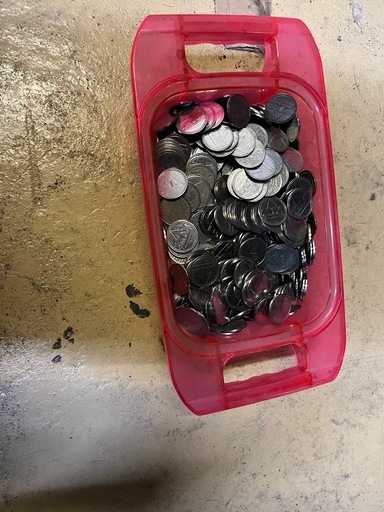 パチスロ用コイン約1000枚とドル箱