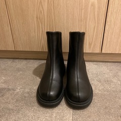 試し履きのみ  ショートブーツ 黒 22.5の画像