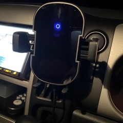 カー用品 iPhoneワイヤレス充電　エアコン取り付けタイプ 自動開閉　の画像