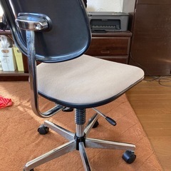 キャスター付椅子の画像