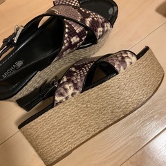 急ぎ✴︎1/20までの掲載✴︎ MICHAELKORSマイケルコース　厚底サンダルの画像