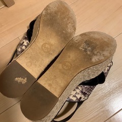 急ぎ✴︎1/20までの掲載✴︎ MICHAELKORSマイケルコース　厚底サンダルの画像
