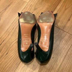 LANVIN en bleu グリーン エナメル パンプスの画像