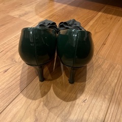 LANVIN en bleu グリーン エナメル パンプスの画像