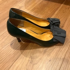 LANVIN en bleu グリーン エナメル パンプスの画像