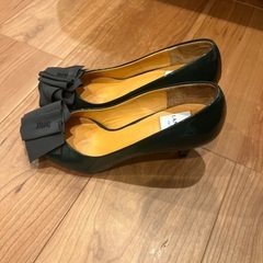 LANVIN en bleu グリーン エナメル パンプスの画像