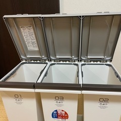 キャスター付きプッシュ式ゴミ箱   の画像