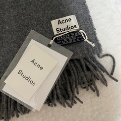 新品•未使用品✨ Acne Studios グレー ストール フリンジ付きの画像