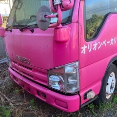 いすゞ　ディーゼルトラック　バイクトランポ、キャンピング、移動販売等使い道色々　ピンク色の画像
