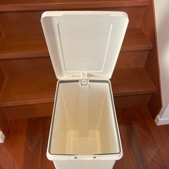 スタイリュなゴミ箱の画像