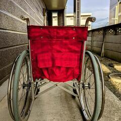 赤チェック車椅子の画像