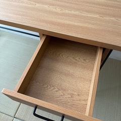 シンプル木製デスク　引き出し付きの画像