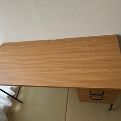 シンプル木製デスク　引き出し付きの画像