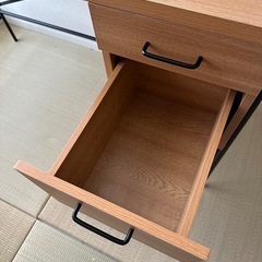 シンプル木製デスク　引き出し付きの画像
