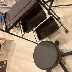 診療所やエステで使うような稼働棚と丸椅子