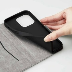 iPhone 13 Pro用 ソフトレザーケース 薄型 マグネット付 ELECOM 薄型超軽量 スリム カーボン調ブラック フリップ カードホルダー 手帳型の画像