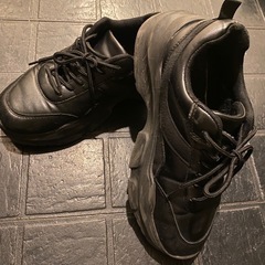 GU✨SNS人気✨完売✨ボリュームソールスニーカー✨の画像