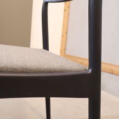 デンマーク家具デザインに着想を得た家具ブランド”MILE STONE(マイルストーン)”のtype.1ダイニングチェアです。北欧家具らしいシンプルなデザインの中に計算し尽くされた機能美の木製椅子。の画像