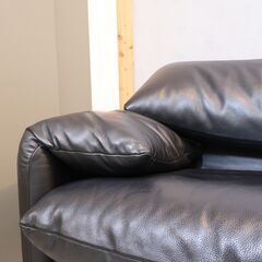 Cassina(カッシーナ)のヴィコ・マジストレッティがデザイン、MARALUNGA(マラルンガ) 総本革 2人掛けワイドソファです。ハイバックにもローバックにもなる上質なレザーを使用した2Pソファ。の画像