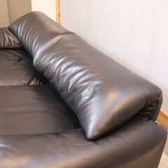 Cassina(カッシーナ)のヴィコ・マジストレッティがデザイン、MARALUNGA(マラルンガ) 総本革 2人掛けワイドソファです。ハイバックにもローバックにもなる上質なレザーを使用した2Pソファ。の画像